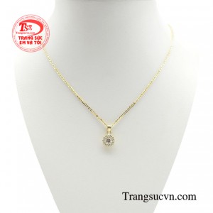 Bộ dây chuyền phái đẹp kiêu sa với thiết kế sắc sảo và cao cấp, chúng mang đến vẻ đẹp tinh tế và sang trọng cho người đeo.