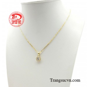 Với sợi dây chuyền mảnh cùng chất liệu vàng 18k tạo nên điểm nhấn hoàn hảo cho trang phục của bạn.