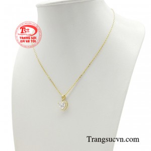 Chiếc mặt dây chỉ sử dụng duy nhất 1 viên đá chủ hình trái tim cũng đủ rạng ngời và tỏa sáng.