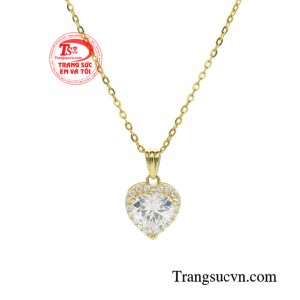 Đặc biệt, sản phẩm được chế tác từ vàng 10k giúp giữ được độ sáng bóng qua thời gian.