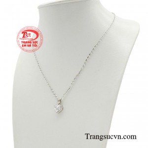 Điểm nhất của một sợi dây chuyền chính là mặt dây, được mệnh danh là nơi chứa đựng tâm tình của người tặng.