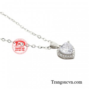 Nếu một người con trai tặng dây chuyền có mặt trái tim cho người họ yêu, điều đó thể hiện một tình yêu nồng nàn, tha thiết và cháy bỏng.