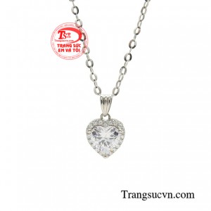 EVT đem đến thiết kế ngọt ngào, trẻ trung cùng viên đá Cz lấp lánh, rực rỡ sẽ khiến tâm hồn của các cô nàng luôn tràn ngập tình yêu.