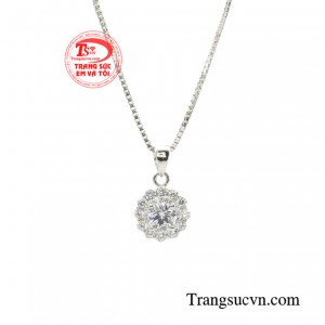 Cho dù sở hữu thiết kế thanh mảnh nhưng chất lượng của món trang sức vô cùng bền bỉ, chắc chắn.