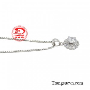 Cùng với đó, những viên đá Cz được chọn lọc kỹ lưỡng giúp nàng tỏa sáng một cách kiêu sa trong mọi bữa tiệc.