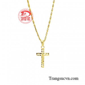 Vẫn là thiết kế theo phong cách cổ điển vốn có, nhưng mặt dây chuyền được cách tân hiện đại hơn với những họa tiết ở mặt trước của dây chuyền.