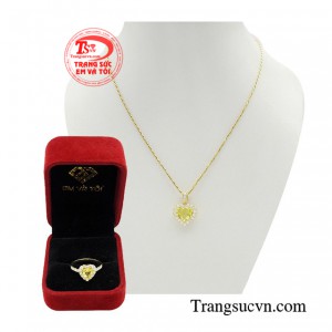 Bộ trang sức saphir trái tim mang lại vẻ đẹp sang trọng, quý phái, may mắn, an lành cùng tình yêu nồng cháy.