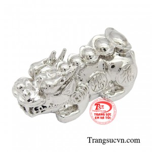 Charm tỳ hưu vàng trắng tài lộc được thiết kế tinh xảo là một trong những vật phẩm cầu tài lộc, may mắn về công danh sự nghiệp, bảo vệ tài sản không thể thiếu.