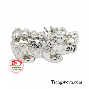 Charm tỳ hưu có thể kết hợp cùng dây tết may mắn, hoặc để xâu thành cùng chuỗi hạt đá quý tăng thêm vận khí cho chủ nhân sở hữu.