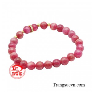 Chuỗi vòng tay Ruby được chế tác tinh xảo đã mang đến nét kiêu sa, quý phái, khiến các chị em trở nên quyến rũ và thu hút hơn.