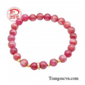 Từng viên ruby còn phát ra những ánh sao 6 cánh lấp lánh và huyền ảo.