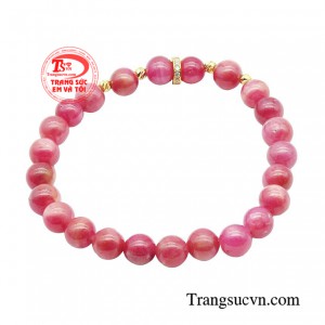 Viên đá toát ra sự lộng lẫy nhưng đồng thời cũng ẩn chứa nhiều nét huyền bí.