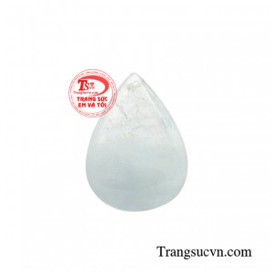 Đá Aquamarine giọt nước có màu xanh của đại dương nên món trang sức này được ưu ái gọi với cái tên ”viên ngọc của thần biển”.