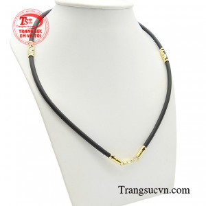 Sản phẩm được bọc họa tiết rồng vàng nổi bật trên nền chất liệu vàng 10k, được chạm khắc công phu, tỉ mỉ