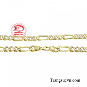 Với những đường nét giản đơn nhưng rắn rỏi, dây chuyền nam phong cách cá tính vẫn có một sức hút khiến các anh chàng có cảm giác muốn ngay lập tức sở hữu được chúng.