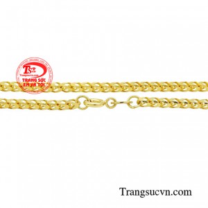 Vì vậy, chiếc dây chuyền sẽ làm nhiệm vụ cân bằng tổng thể trang phục một cách hoàn hảo và thể hiện đẳng cấp của phái mạnh.