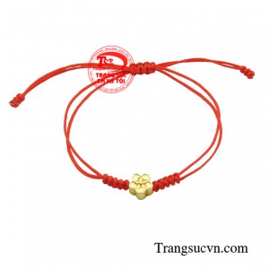 Dây tết charm hoa mai vàng tượng trưng cho 5 điều tốt lành bao gồm: may mắn, trường thọ, hòa bình, thành công và hạnh phúc.
