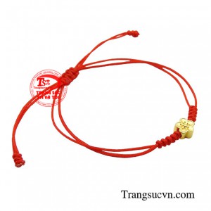 Dây tết charm hoa mai vàng là phụ kiện được thiết kế dựa trên hình ảnh đóa mai nở rộ vào mùa xuân.