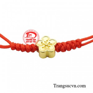 Điểm nhấn nổi bật nhất là phần nhụy hoa được khắc chìm nổi vô cùng tinh xảo.
