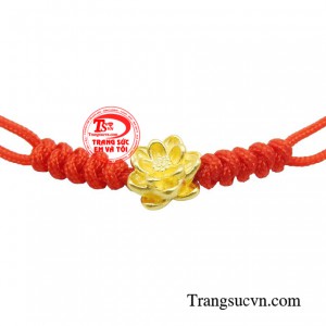 Sự kết hợp hoàn hảo giữa chất liệu vàng 24k cùng charm vàng hoa sen tết cùng chỉ đỏ khi đeo sẽ mang lại nhiều may mắn, sức khỏe cùng của cải vật chất dồi dào. 