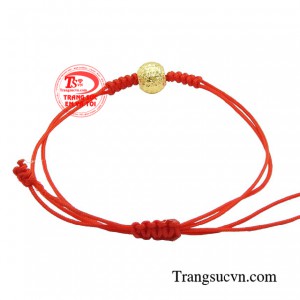 Charm vàng được chế tác với những đường khắc sắc nét, tỉ mỉ. Kiểu dáng sang trọng, hợp thời trang. 