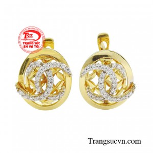 Hoa tai phái đẹp thời thượng luôn là một trong những phụ kiện không thể thiếu trong tủ trang sức của chị em phụ nữ.