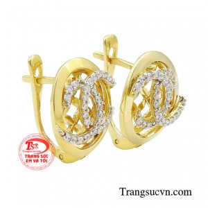 Đôi bông tai không chỉ đơn giản là một phụ kiện làm đẹp, mà nó còn là một cách để che những khuyết điểm khuôn mặt của chị em phụ nữ