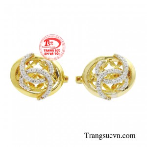 Món phụ kiện nổi bật này sẽ giúp thu hút ánh nhìn của đối phương, hướng sự tập trung đến gương mặt thanh tú.