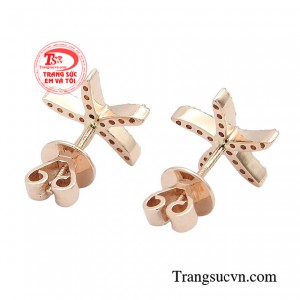 Sản phẩm được đính đá Cz sáng lấp lánh, tạo điểm nhấn cho đôi tai bạn gái. 