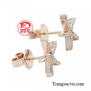 Khuyên tai sao biển được chế tác từ chất liệu vàng hồng 14k sáng bóng đảm bảo chất lượng, an toàn cho sức khỏe bạn gái. 