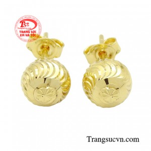 Hoa tai thời trang nữ tính mang vẻ đẹp lung linh cùng sức hút mãnh liệt giúp quý cô biến hóa trong các sự kiện khác nhau. 