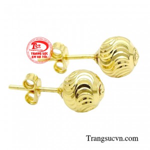 Chất liệu vàng 18k sang trọng khiến tổng thể hài hòa, tối giản giúp phái đẹp tăng điểm thanh lịch và thu hút. 