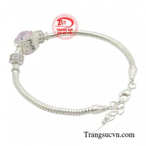 Đặc biệt, chiếc lắc còn như lá bùa hộ mệnh  xua đuổi năng lượng xấu, mang đến sự may mắn và tiền tài cho chủ nhân.