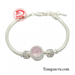 Lắc bạc charm duyên dáng được gia công tinh xảo từ chất liệu bạc 925 kết hợp charm đá màu sắc trẻ trung mang đến may mắn, sức khỏe và sự thành công cho chủ nhân.