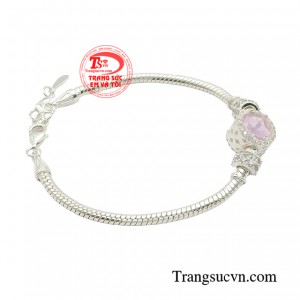 Chiếc lắc bạc này sẽ khiến bạn cảm thấy xinh đẹp duyên dáng khi bước ra phố.