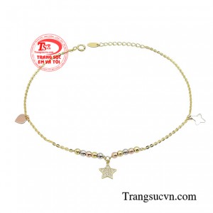 Lắc chân ngôi sao tỏa sáng sở hữu thiết kế độc đáo từ điểm nhấn họa tiết lấp lánh kết hợp với những viên bi nhỏ xinh đem đến đôi chân thanh mảnh cho người sở hữu.