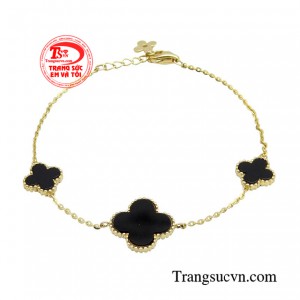 Lắc tay phóng khoáng kiêu sa mang đến sự lựa chọn tinh tế, tôn vinh nét rạng ngời, quyến rũ và là quà tặng sang trọng, ý nghĩa cho phái đẹp vào những dịp đặc biệt. 