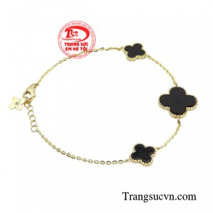 Chiếc lắc tay tinh xảo, độc đáo hòa quyện dáng vẻ kiêu sa cùng thiết kế hiện đại. Nổi bật với những viên đá đan xen hài hòa chất liệu vàng 10k cao cấp mang hơi thở và phong cách mới đầy trẻ trung, hiện đại nhưng không kém phần quyến rũ.