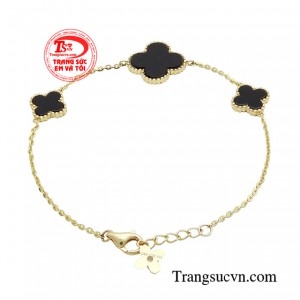 Chiếc lắc tay mang một thông điệp gắn liền những khoảnh khắc ý nghĩa trong cuộc đời người phụ nữ.