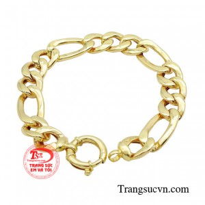 Từng mắt xích dày dặn, cứng cáp tôn lên vẻ rắn chắc của đôi tay nam giới. 