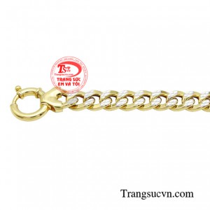 Đây là mẫu lắc tay năng động, trẻ trung, sử dụng chất liệu vàng 18k giúp nâng tầm nét phóng khoáng sang trọng của mình. 