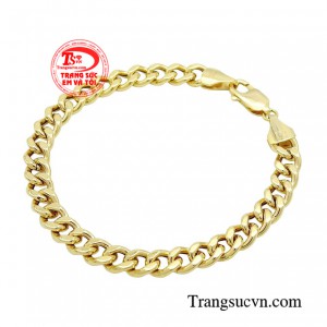 Chiếc lắc tay không những là điểm nhấn quan trọng mà còn thể hiện được gu thẩm mỹ cũng như cái chất riêng của phái mạnh. 