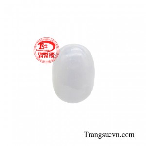 Mặt đá mã não may mắn được mài dũa tỉ mỉ thành hình oval thông qua đôi tay điêu luyện của người thợ lành nghề.