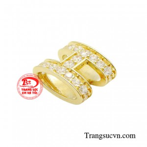 Nhờ đó, khi đeo lên người cùng bộ trang phục lộng lẫy, nó sẽ khiến phái đẹp nổi bật mà vẫn phô ra được phong cách của riêng mình.