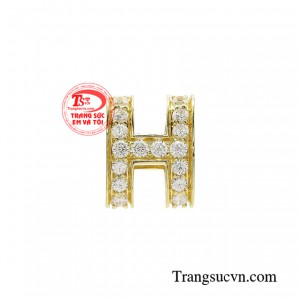 Mặt dây chữ H đẳng cấp tinh xảo trong từng đường nét. 