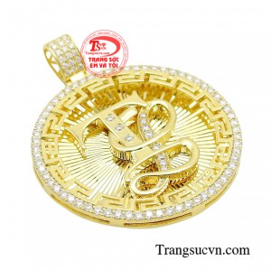 Khác với hầu hết với các sản phẩm đại trà, chiếc mặt dây thuộc phân khúc cao cấp với thiết kế riêng biệt, thời thượng bằng chất liệu vàng 18k có độ tinh khiết cao. 