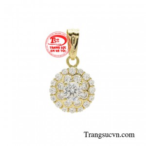 Mặt dây duyên dáng phái đẹp được thiết kế sang trọng tinh tế như những đóa hoa mùa xuân, mang lại cho người đeo vẻ đẹp trong sáng, thuần khiết. 