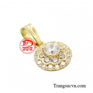 Những viên đá nhỏ lấp lánh làm nổi bật thêm viên đá chủ và tạo độ bắt sáng cho sản phẩm, tăng thêm sức quyến rũ cho nữ chủ nhân. 