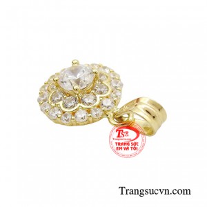 Đồng thời, nâng tầm đẳng cấp, sự quý phái cho các quý cô sở hữu sản phẩm này.