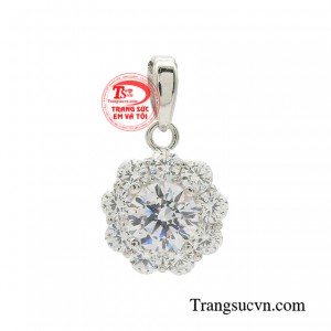 Mặt dây duyên dáng thời thượng là món trang sức không thể thiếu làm cho nàng trở nên xinh đẹp, tỏa sáng thu hút mọi ánh nhìn.